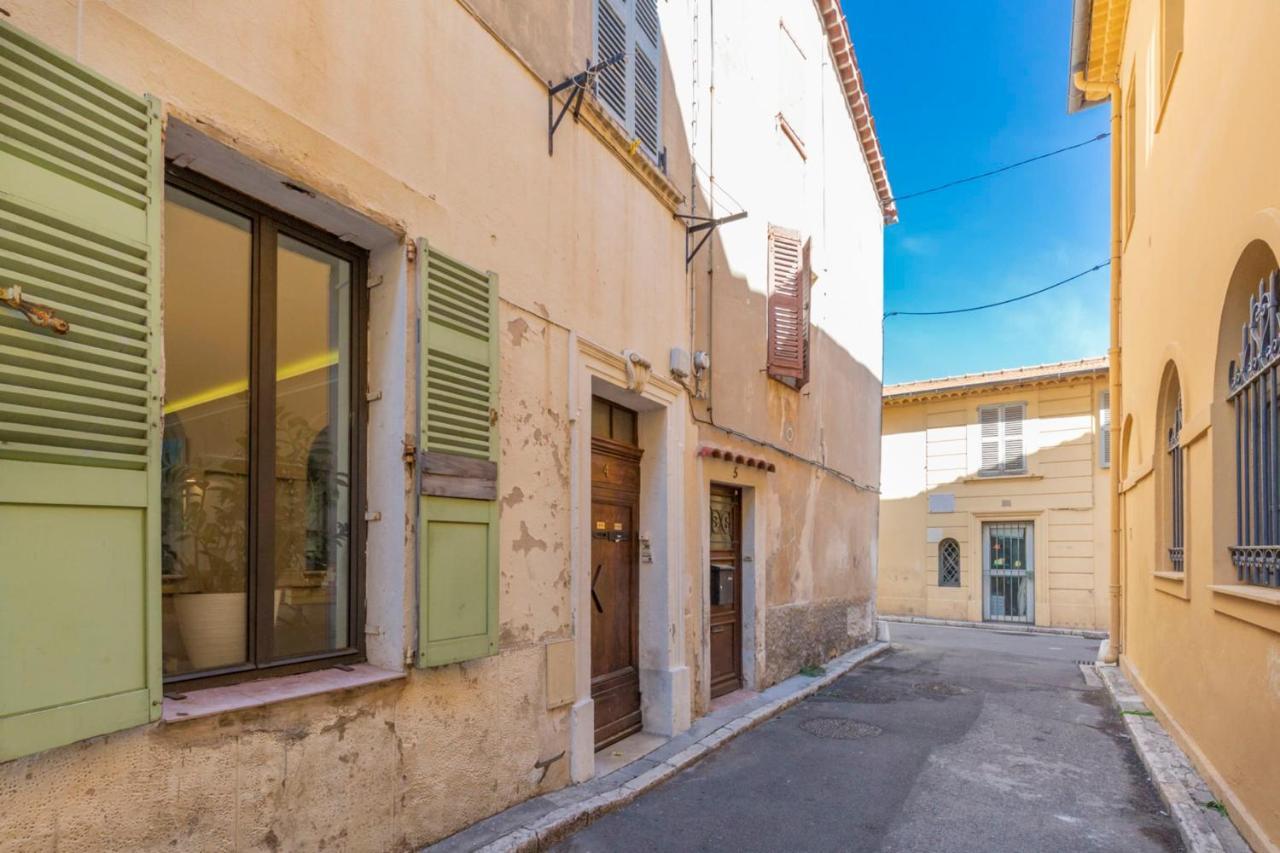 Place Amiral Barnaud 昂蒂布 外观 照片