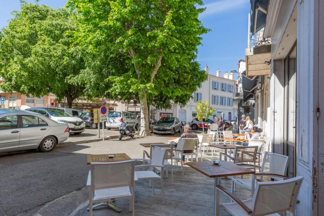 Place Amiral Barnaud 昂蒂布 外观 照片