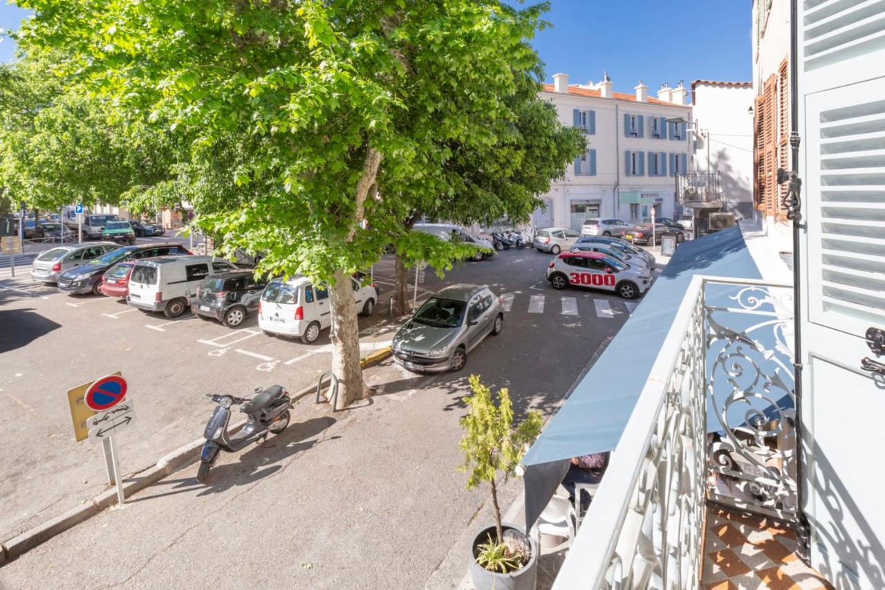 Place Amiral Barnaud 昂蒂布 外观 照片